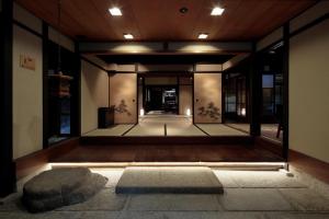 京都Candeo Hotels Kyoto Karasuma Rokkaku的中间有地毯的建筑物的走廊