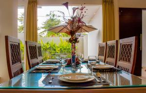 乌鲁瓦图巴厘岛独家别墅的餐桌,配有蓝桌布和玻璃杯