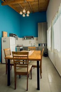 卡薇亚惠Del Sendero Caviahue的厨房配有木制餐桌和椅子