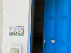 斯佩隆加Case Vacanze Ganimede的墙上有标牌的蓝色门