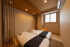 大阪Shirakabanoyado - EBISU的小型客房 - 带2张床和窗户