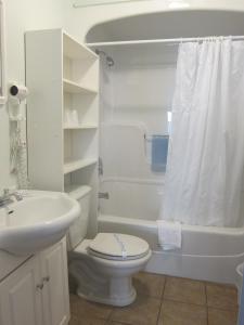 迪格比海风汽车旅馆的白色的浴室设有卫生间和水槽。
