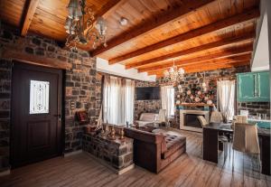 莫拉托斯Villa Avia的客厅设有木制天花板和石墙
