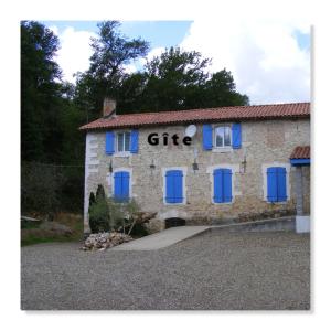 Gamarde-les-BainsGîte du Moulin的一座带蓝色门窗的石头建筑