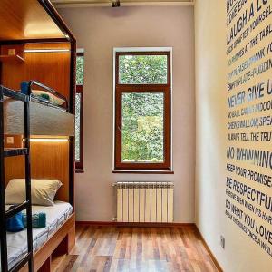 舍基Central Hostel的客房设有双层床和窗户。