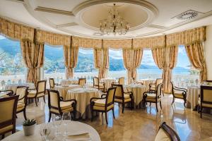 Excelsior Palace Portofino Coast餐厅或其他用餐的地方
