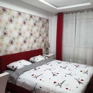索科矿泉村Lux Apartman Ristić 2的一间卧室配有一张华丽壁纸床