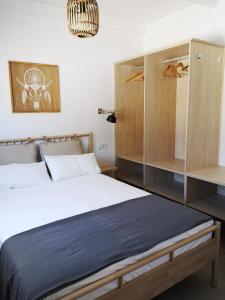 塔里法LA TRAMONTANA DEL SUR的一间卧室配有一张床和一些木橱柜。