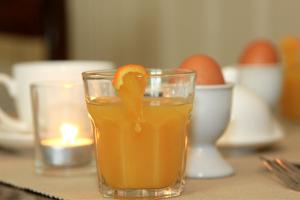 伊普尔B&B Laurus的一杯橙汁,上面有橘皮