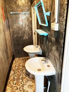 บ้านอบอุ่น By The Mountain Ozoneบ้านโอโซนขุนเขาแก่งกระจาน的一间浴室