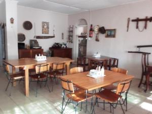 KamieskroonThys'e Kombuis & Guest Farm的用餐室配有木桌和椅子