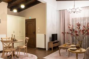 里托楚伦Villa La Varik 3的客厅配有桌椅和电视。