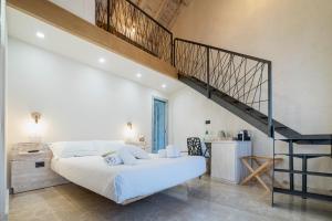奥罗塞伊Domo Pro Vois的卧室设有一张白色大床和楼梯。
