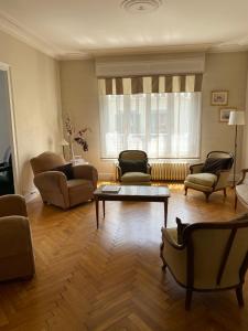 福龙河畔拉罗什Elegant Duplex de Haut Standing de 230m2的客厅配有椅子和茶几