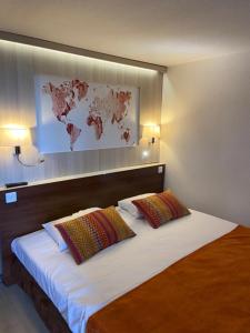 圣克莱芒德里维耶尔蒙彼利埃北欧洲医学公园酒店的一间卧室配有一张带两个枕头的床