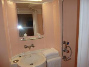 Montréal La Cluse法国雷克酒店的一间带水槽和镜子的浴室