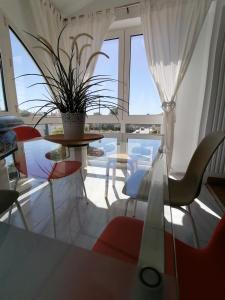 马拉加Del Parque Flats - Guadalmar - Beach & Relax的一间带桌椅的用餐室