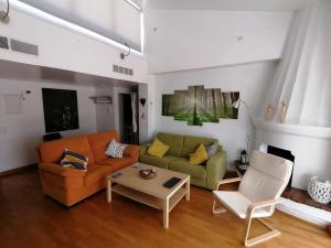 马拉加Del Parque Flats - Guadalmar - Beach & Relax的客厅配有沙发和桌子