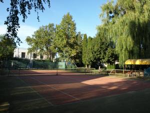 巴拉通马里亚弗都Garden Club Panzió的一座树木林立的网球场