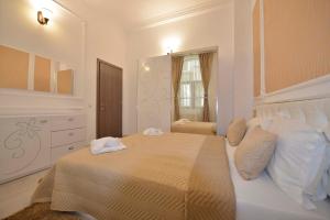 布加勒斯特AMADEUS RESIDENCE的一间卧室配有一张大床和两条毛巾