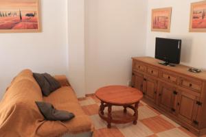 科尼尔-德拉弗龙特拉Apartamento San José Obrero的带沙发和小桌子的客厅