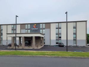 怀俄米兴Comfort Inn & Suites Wyomissing-Reading的停车场内有停车位的建筑物