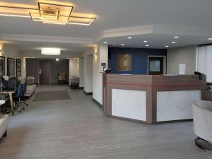 怀俄米兴Comfort Inn & Suites Wyomissing-Reading的一个带前台和书桌的办公大厅