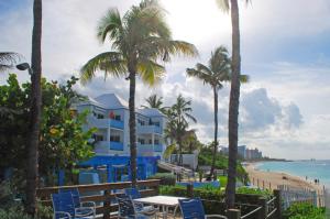 Deluxe Sea View Villas at Paradise Island Beach Club Resort内部或周边泳池景观