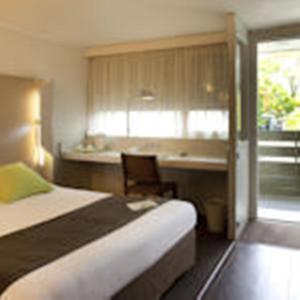 比亚里茨钟楼比亚丽兹酒店的配有一张床和一张书桌的酒店客房