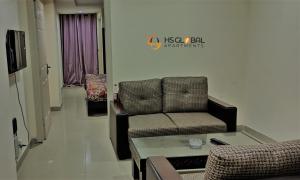 拉瓦尔品第HS Global Apartments的客厅配有沙发和桌子