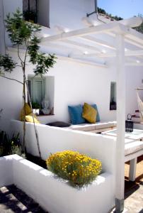 伊斯纳哈尔La Pluma的带沙发和树的客厅