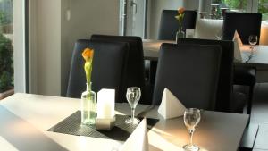 特里尔泽波斯特酒店的花瓶上的桌子,上面有花和眼镜