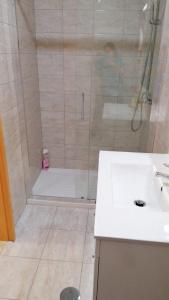 加亚新城Portus Ribeira House的带淋浴和盥洗盆的浴室