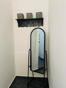 佩里萨Comfortbnb -Sabbia Calda 8的墙上的镜子,带椅子和架子