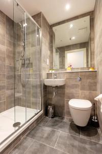 戈尔韦The Westwood Apartments的带淋浴、卫生间和盥洗盆的浴室