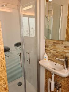 TraversLa roulotte的带淋浴和盥洗盆的浴室