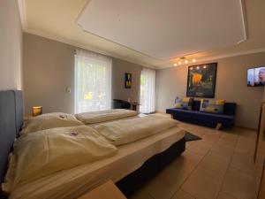 尼尔堡Gaestehaus Savo的一间大卧室,配有一张大床和一张沙发