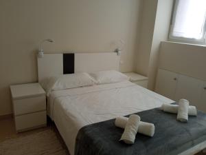 略迪奥UGARTEKO ETXEA的一间卧室配有一张床,上面有两条毛巾