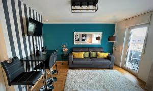 弗莱堡Design Apartment Vendome的客厅配有沙发和桌子
