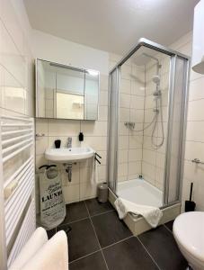 弗莱堡Design Apartment Vendome的带淋浴和盥洗盆的浴室