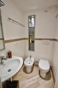 奥尔贝泰洛B&B Sea and Garden的浴室配有白色水槽和卫生间。