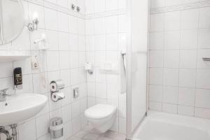 斯图加特Hotel Astoria Stuttgart City的白色的浴室设有卫生间和水槽。