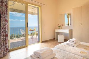 斯卡拉Astra Villas的一间卧室配有一张床,享有海景