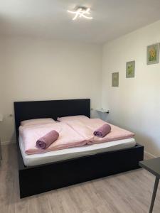 La ValleAl Tiglio Rooms的一张带粉红色床单和紫色枕头的床
