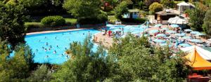 圣马力诺圣马力诺花园酒店的一座大型游泳池,里面有很多人