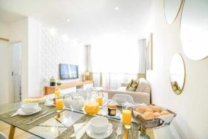阿玛考德佩拉Timeless Beach II Apartment的客厅配有餐桌和食物