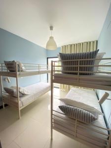 圣港Bordal Houses Casa da Areia的客房设有带枕头的两张双层床。