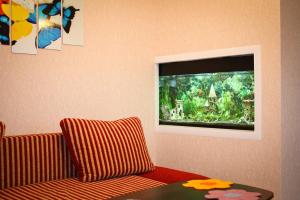 苏梅维萨拉布德知卡酒店的带沙发和平面电视的客厅