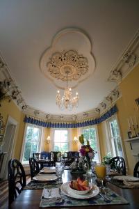 Dublin洛克伍德庄园住宿加早餐酒店的一间带吊灯的桌子的用餐室