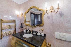 伊斯坦布尔Villa Bosphorus的一间带水槽和镜子的浴室